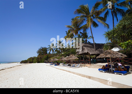 I turisti in un momento di relax a Diani Beach, Southern Palms Hotel, Costa, Kenya Foto Stock