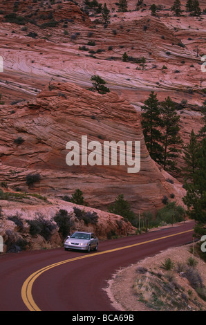 Auto in autostrada attraverso il Parco Nazionale di Zion, Utah, Stati Uniti d'America Foto Stock