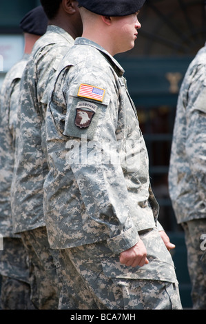 Membri del Massachusetts National Guard marzo nei locali di Memorial Day parade, ravvicinata di una patch del braccio Foto Stock