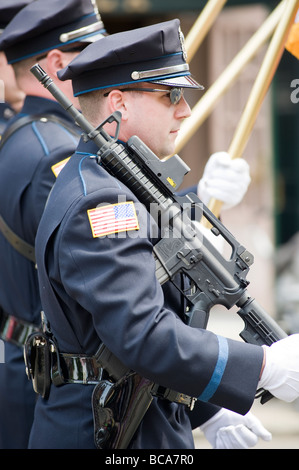 Massachusetts legge officer a piedi nel giorno memoriale della parata tenendo un Bushmaster AR-15 w/ Eotech vista olografico Foto Stock