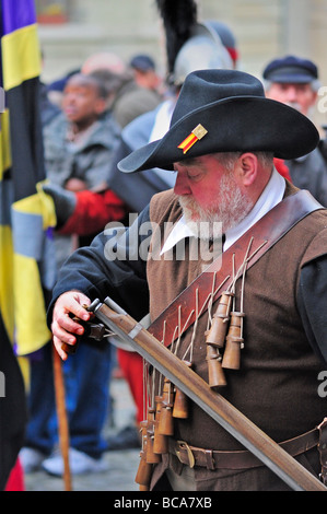 Un caricamento musketeer la sua arma in Ginevra Escalade annuale Festival che celebra la sconfitta del Duca di Savoia nel 1602 Foto Stock