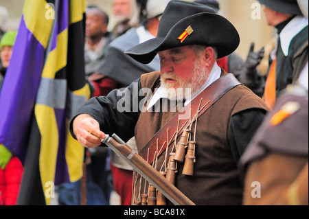 Un caricamento musketeer la sua arma in Ginevra Escalade annuale Festival che celebra la sconfitta del Duca di Savoia nel 1602 Foto Stock