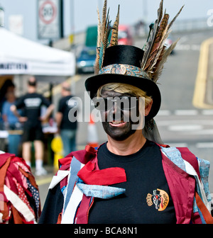 Una femmina di Morris danzatrice presso un festival di musica popolare in Essex. Foto Stock