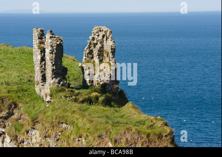 Dunseverick Castle è situato nella contea di Antrim Irlanda del Nord, vicino al piccolo villaggio di Dunseverick e Il Selciato del gigante Foto Stock