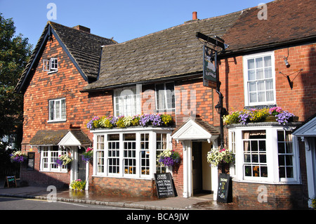 Il White Hart Pub, High Street, a Henfield, West Sussex, in Inghilterra, Regno Unito Foto Stock