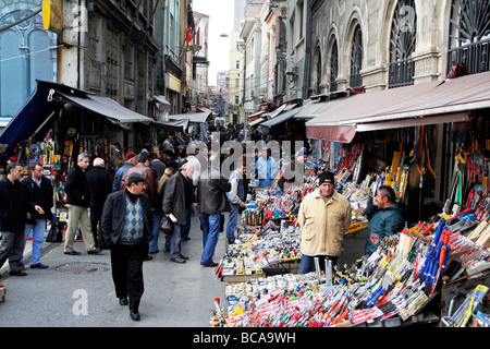 Mercato rionale nel quartiere Eminonu Istanbul Turchia Foto Stock