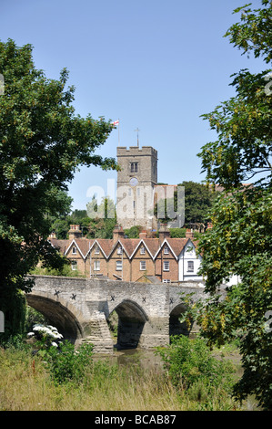 Vista villaggio sul fiume Medway, Aylesford, Kent, England, Regno Unito Foto Stock