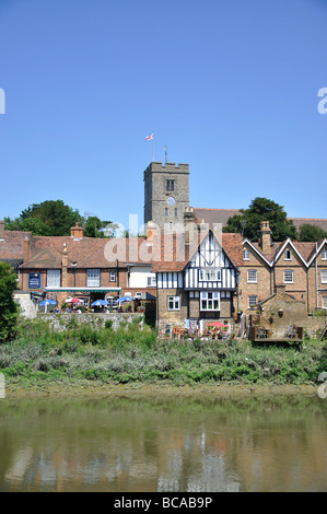 Vista villaggio sul fiume Medway, Aylesford, Kent, England, Regno Unito Foto Stock