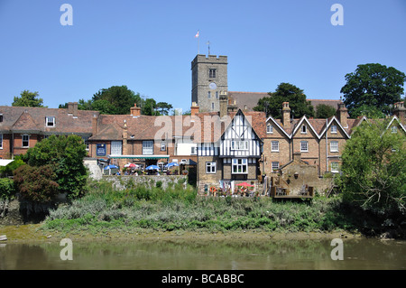 Vista villaggio sul fiume Medway, Aylesford, Kent, England, Regno Unito Foto Stock