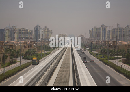 Dubai Palm Jumeirah treno monorotaia e via EMIRATI ARABI UNITI Foto Stock