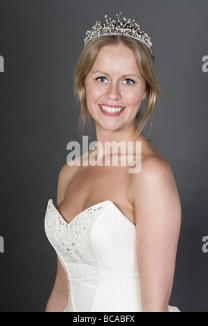 Faccina felice sposa su sfondo grigio Foto Stock