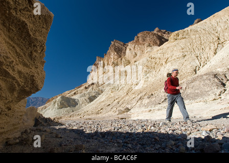 Un giovane uomo di escursionismo su Golden Canyon Trail da Zabriskie Point. Foto Stock