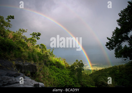 Professional mountain bikers Hans Rey e Brian Lopes al vulcano monte Mayon, Filippine Foto Stock