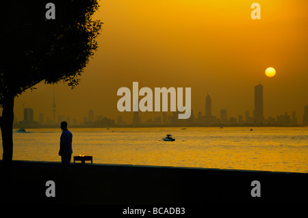 Tramonto al mare.Vista a Kuwait City. Foto Stock