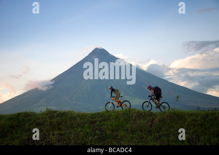 Professional mountain bikers Hans Rey e Brian Lopes al vulcano monte Mayon, Filippine Foto Stock