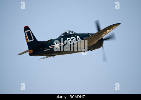 Un Grumman F8F Bearcat vola ad un air show. Foto Stock