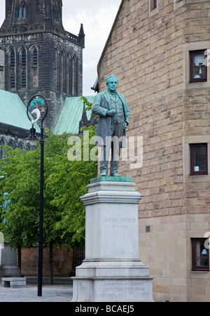 Statua commemorativa a James Arthur, 1809 - 1885, il produttore di abbigliamento, nella piazza della cattedrale di Glasgow, con la cattedrale di Glasgow in b/g Foto Stock