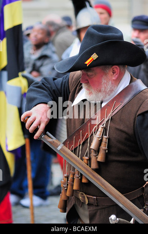 Un caricamento musketeer la sua arma in Ginevra Escalade annuale Festival che celebra la sconfitta del Duca di Savoia nel 1602 Foto Stock