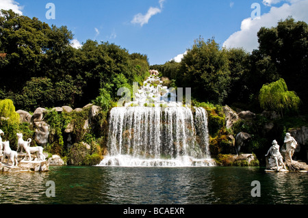 La cascata nei giardini del Palazzo Reale di Caserte, una ex residenza reale in Caserte per i Borbone Re Foto Stock