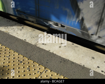 Dettaglio di un rapido movimento del treno sul binario in stazione Foto Stock