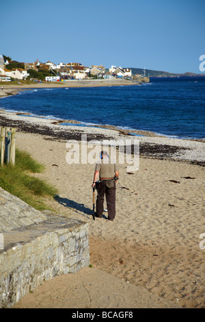 Uomo con rilevatore di metalli sulla spiaggia, Marazion, Penzance, Cornwall, Regno Unito Foto Stock