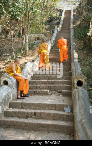 Il debuttante i monaci buddisti sui gradini di pietra fino a Phou Si hill a Luang Prabang, Laos Foto Stock