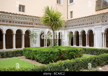 Nel chiostro della Basilica di San Paolo fuori le Mura a Roma Italia Foto Stock