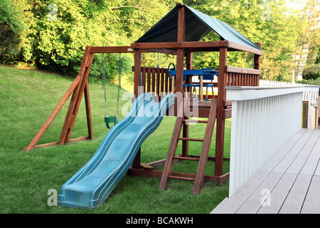 Playset di legno in un cortile Foto Stock