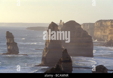 La spettacolare dodici apostoli, formazioni di arenaria, al tramonto. Foto Stock
