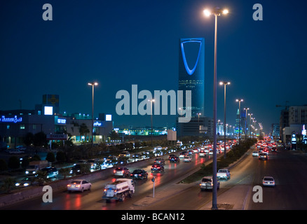 Traffico Rijadh sulla King Fahd Road Foto Stock