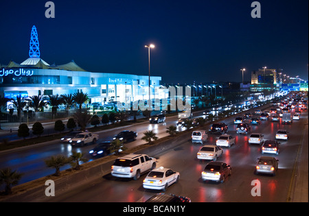 Traffico Rijadh sulla King Fahd Road Foto Stock