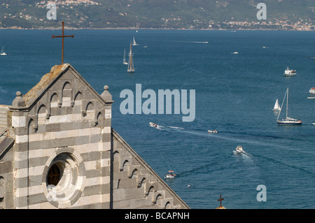 Il golfo di La Spezia visto da Portovenere, la chiesa di San Lorenzo Foto Stock