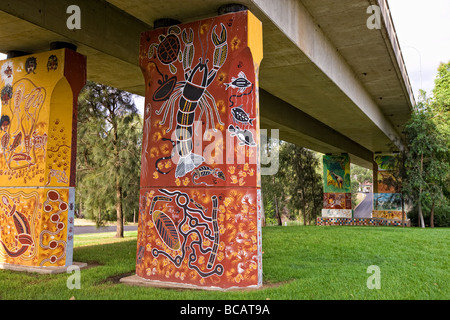 Outdoor arte opere dipinte su piloni del ponte che attraversa il fiume lachlan a cowra nsw australia Foto Stock