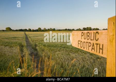 Sentiero pubblico segno attraverso i terreni agricoli Foto Stock