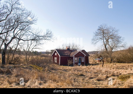 Lonely vecchia casa in legno in campagna Foto Stock