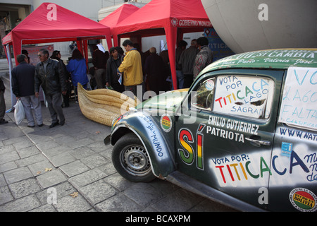 Dipinto di Volkswagen maggiolino, parte della campagna per il lago Titicaca come una delle sette meraviglie naturali del mondo, La Paz, Bolivia Foto Stock