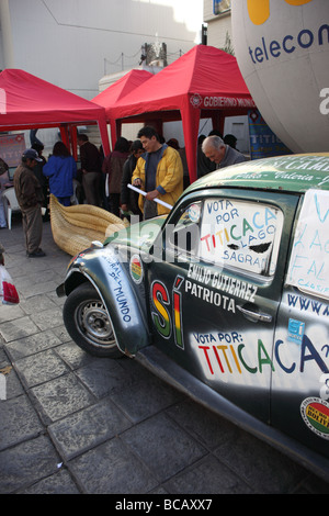 Dipinto di Volkswagen maggiolino, parte della campagna per il lago Titicaca come una delle sette meraviglie naturali del mondo, La Paz, Bolivia Foto Stock