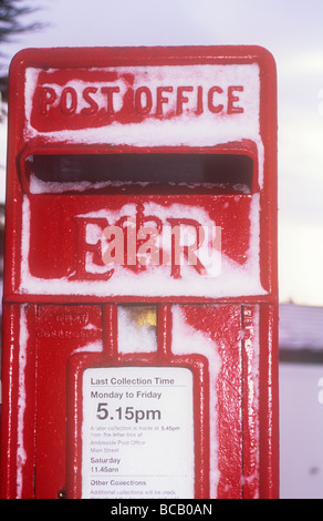 Neve su una casella postale in Keswick Cumbria Regno Unito Foto Stock
