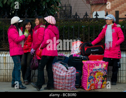 Ragazze cinesi a Shanghai street Foto Stock