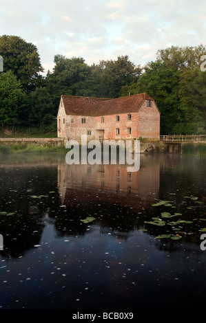 Sturminster Newton Mill all'alba Foto Stock