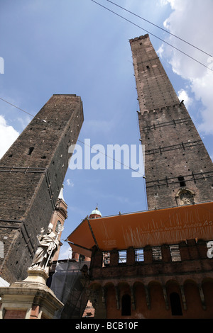 Guardando le due torri con la statua di San Petronio da brunelli in piazza ravegnana bologna italia Foto Stock