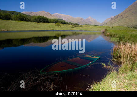 Barca affondata in loch, Glen Etive, Scozia Foto Stock