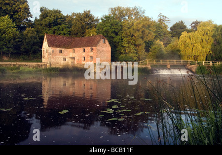 Sturminster Newton Mill all'alba Foto Stock