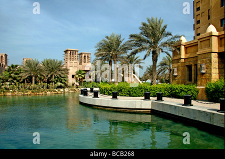 Lungomare tradizionali torri del vento nella città di Dubai, Emirati Arabi Uniti. Traditionelle Windtuerme Foto Stock