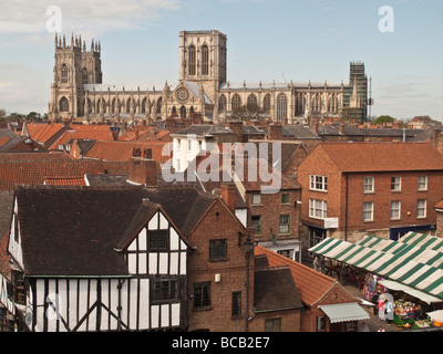 York Minster visto su mercato e tetti Inghilterra REGNO UNITO Foto Stock