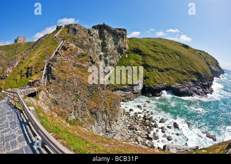 Tintagel Isola e leggendario castello home di Camelot e il luogo di nascita di Re Artù Cornwall Inghilterra UK Regno Unito GB Foto Stock