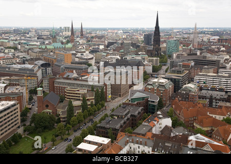 Lo skyline di Amburgo in Germania. Il San Nicola (Nikolai) chiesa domina lo skyline. Foto Stock