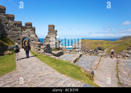 Tintagel Isola e leggendario castello home di Camelot e il luogo di nascita di Re Artù Cornwall Inghilterra UK Regno Unito GB Foto Stock