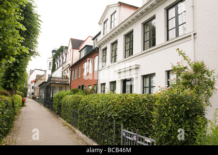 Il Strandweg in Blankenese di Amburgo. Il percorso passa attraverso l'attraente quartiere residenziale che una volta era un villaggio di pescatori. Foto Stock