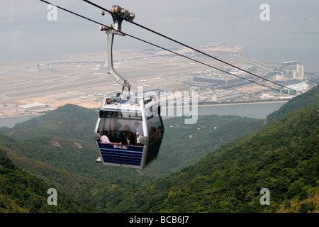 La vista dalla Funicolare Ngong Ping 360 mostra l'Aeroporto Internazionale di Hong Kong in background Foto Stock